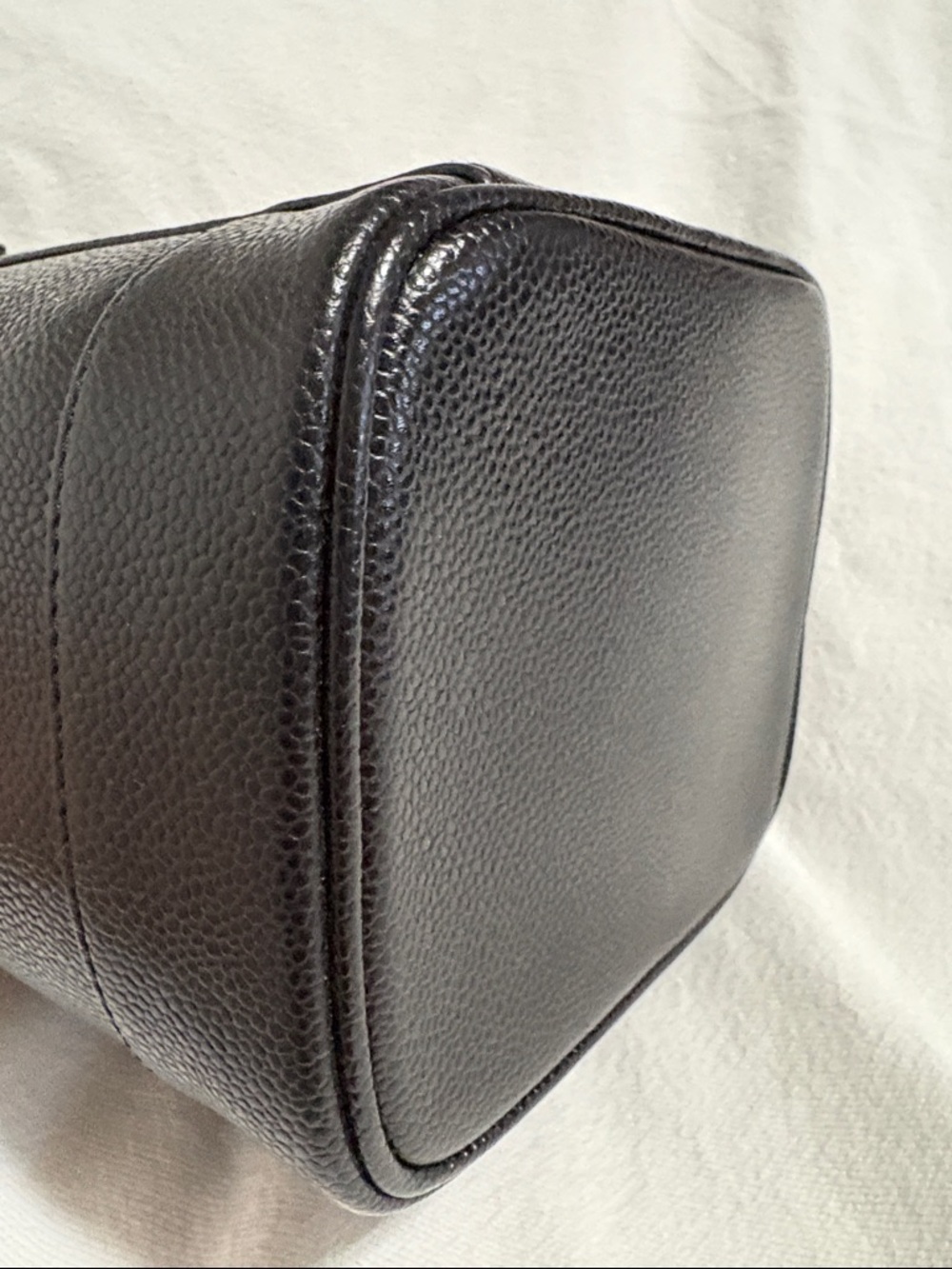 CHANEL Black Caviar Leather Vanity Case with Gold Zipper - Picture 4 of 6